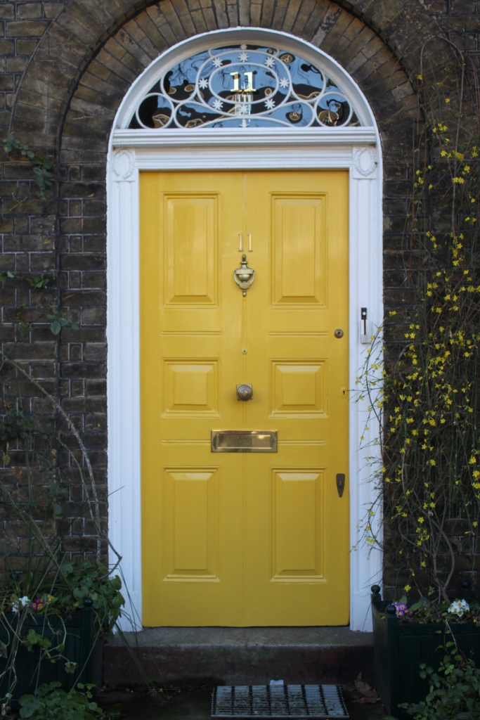 This London door rich finish works well with the property’s whitewashed stone arch and the brass door furniture give it a grown-up look and feel.